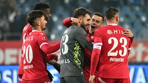 Dinamo încearcă să-i rezilieze contractul celui mai vechi jucător din lot, fotbalistul ezită să semneze propunerea conducerii. EXCLUSIV