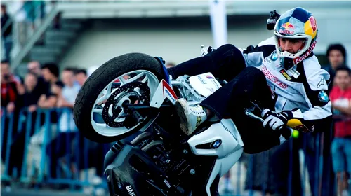 FOTO&VIDEO Parașutism și trick-uri ale lui Chris Preiffer la deschiderea sezonului moto 2013