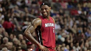 Mama lui LeBron,** arestată pentru că a pălmuit un bărbat :)