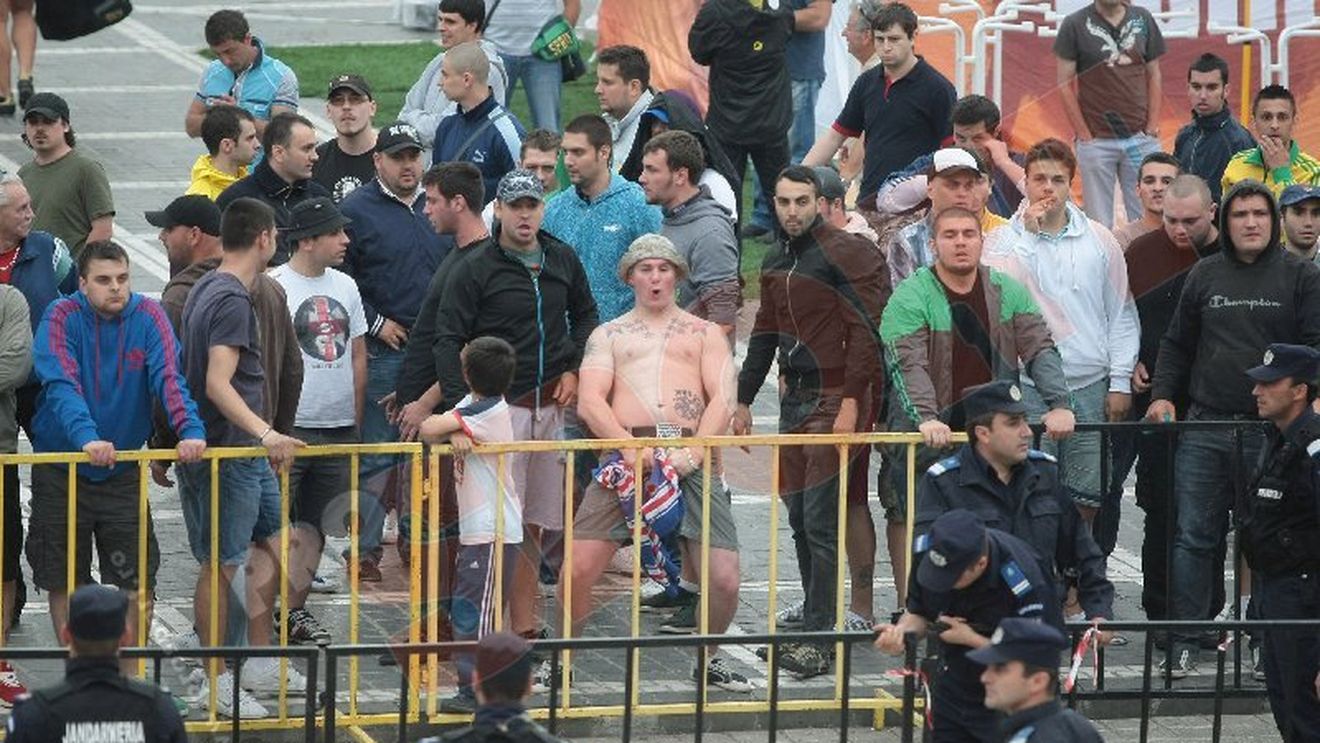 GALERIE FOTO** Ă‚sta e CEL MAI NEBUN fan al Stelei! VEZI ce mesaje le-a transmis "câinilor", nervos că n-a putut să-i ia la bătaie!