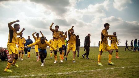 Cum gândește un șef din fotbal. Mutarea a 21 de jucători de la un club la altul, în plin sezon și fără să fie comunicată cuiva, e justificată cu un caz scandalos de acum 23 de ani. Bonus: o echipă a jucat trei etape "dintr-o regretabilă eroare", apoi a fost exclusă