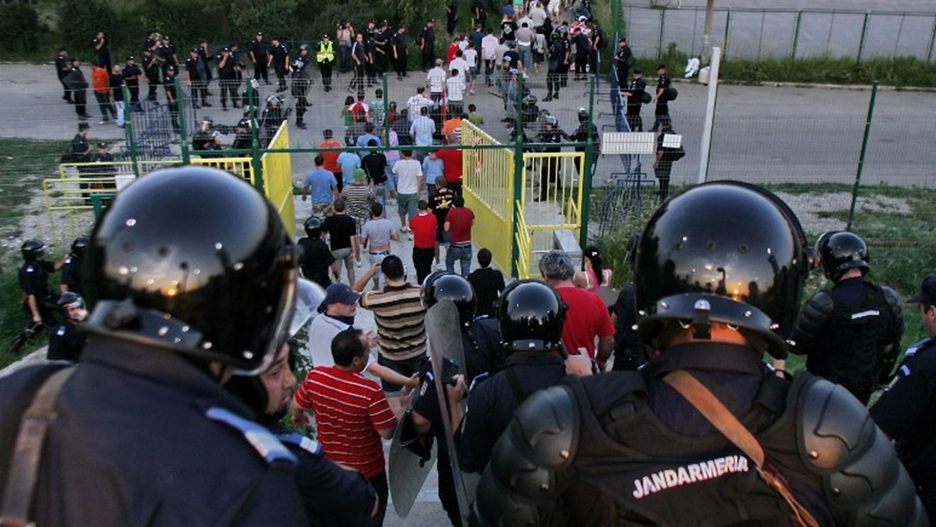 Patru fani care aveau interdicție pe stadioane au intrat la Astra-Steaua