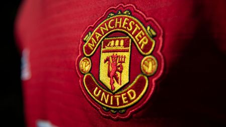 Gigantul american Apple, cu o valoare estimată de 2500 de miliarde de euro, este interesat de cumpărarea lui Manchester United!