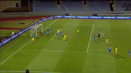 România a cerut 11 metri încă din minutul 5 al barajului cu Islanda! Faza care l-a făcut pe Denis Alibec să recurgă iar la protestele caracteristice | FOTO