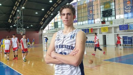 Povestea lui Arnold Stoicescu, baschetbalistul surdo-mut de la CSM București, care vrea să joace în NBA: "Pasiunea și focul lui pentru baschet sunt uriașe"