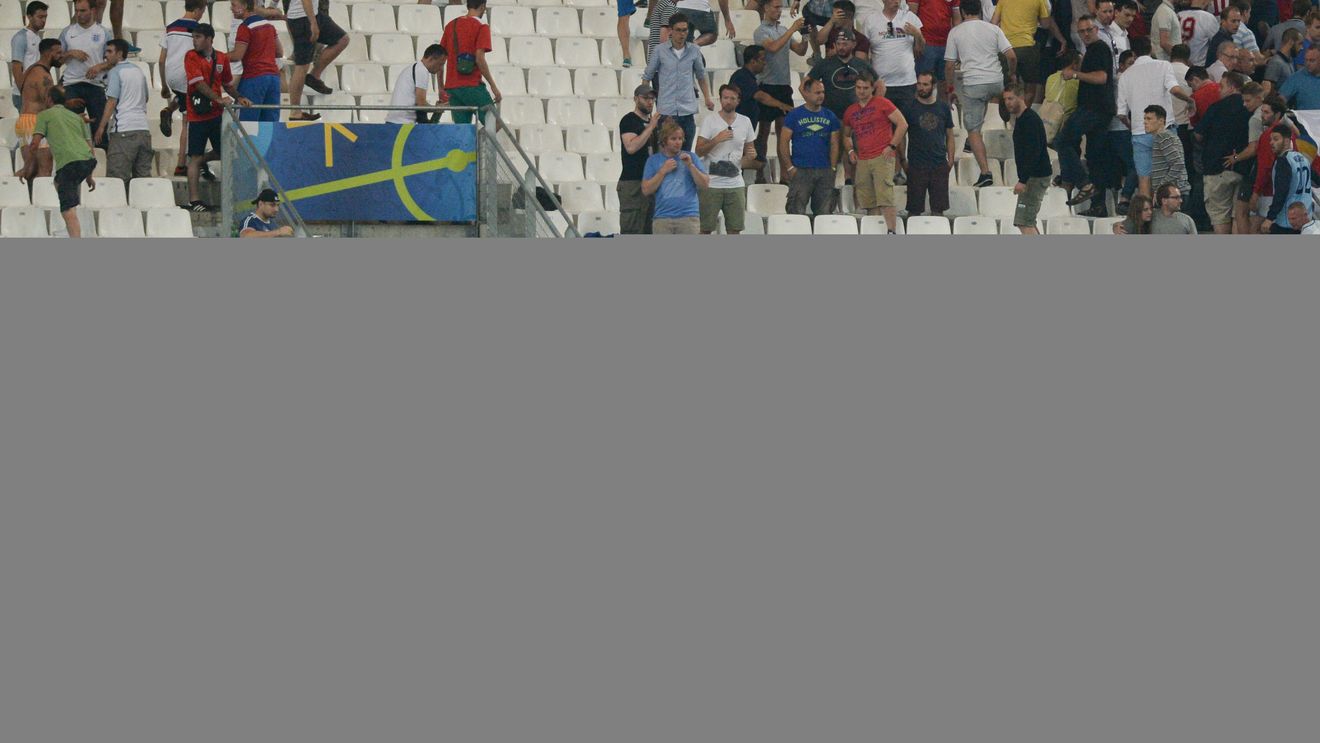 UEFA amenință Rusia și Anglia cu excluderea de la Euro după bătăile dintre suporteri de la Marsilia! Există pericolul unor noi încleștări la Lille. Apar primele discuții despre mutarea CM Rusia 2018