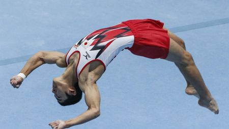 Kenzo Shirai, noul star al gimnasticii masculine. La 17 ani, japonezul a reușit un salt cu cvadruplu șurub la sol și a luat aurul
