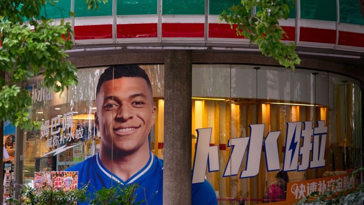 Lovitură financiară devastatoare pentru Kylian Mbappe! Trei companii gigant au rupt contractele cu el în scandalul legat de Mao Zedong