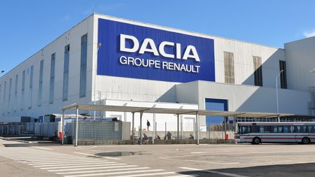 Francezii anunță situația dramatică de la uzina Dacia din Mioveni! Renault cere reducerea costurilor cu până la 30%: ce se întâmplă cu locurile de muncă