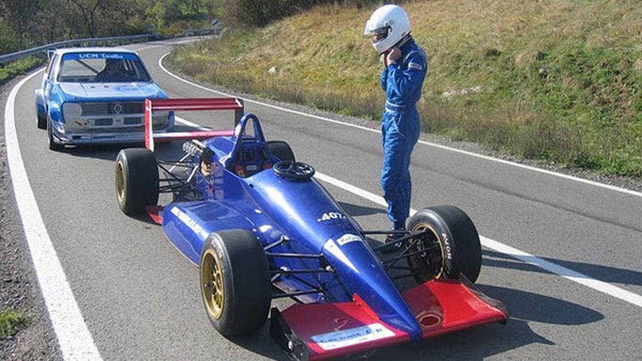 Porsche de 800 de cai și mașini clasice de cursă la Trofeul Teliu