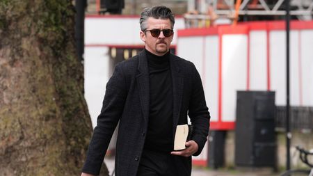 Milionarul a fost găsit vinovat pentru că și-a lovit soția cu piciorul în cap, dar a scăpat de pușcărie