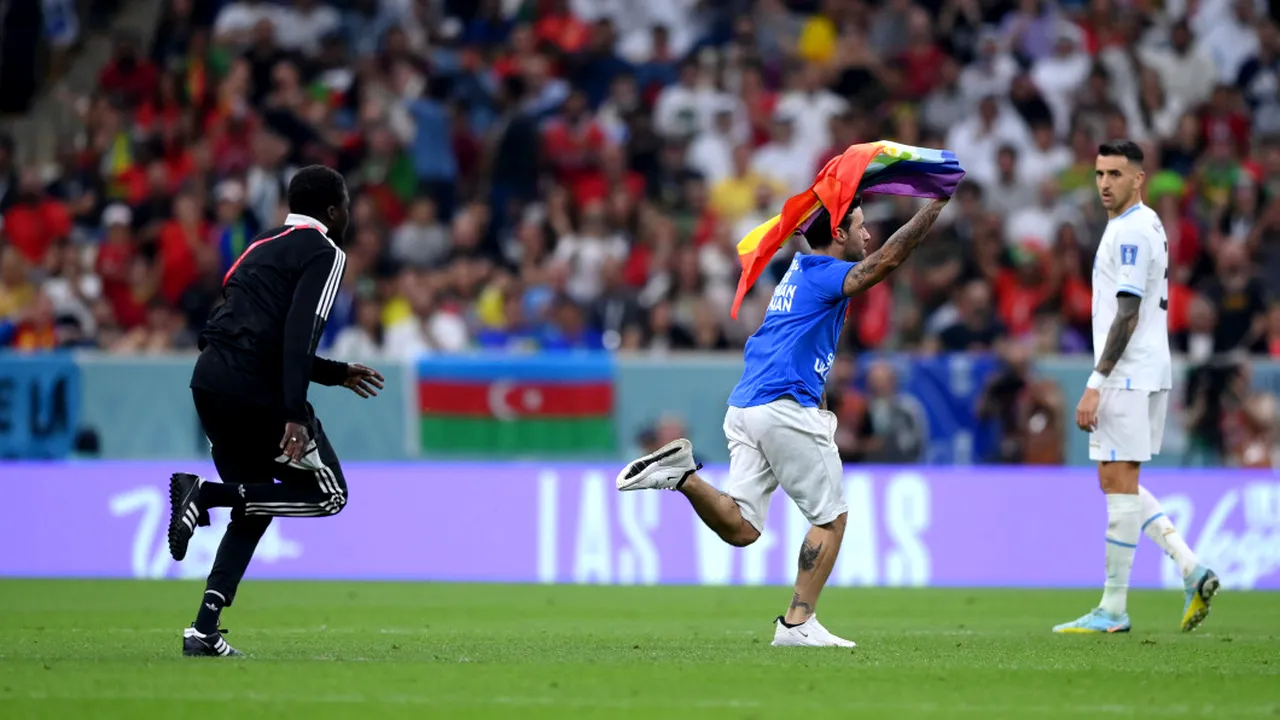 Cine e italianul Mario „Il Falco” Ferri, fanul care a intrat pe gazon cu steagul LGBT și mesajul „Salvați Ucraina” la Portugalia - Uruguay! Este recunoscut în Serie A pentru escapadele sale