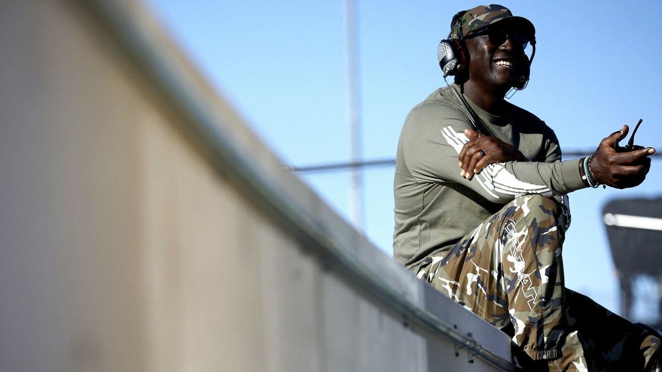 Doar Ion Țiriac îşi permite ceva asemănător. Michael Jordan s-a dus cu avionul personal de 70.000.000 de dolari în vacanța din Costa Rica, unde îl aştepta yachtul de 8.000.000 de dolari