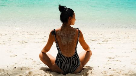 Corina Caragea, în costum de baie. Imagini cu prezentatoarea de la PRO TV dintr-un paradis acvatic