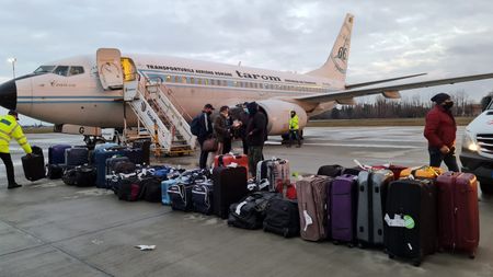 Avionul cu echipa de rugby CSM Baia Mare a aterizat la Baza 90 Otopeni. Ce urmează pentru jucători și staff-ul tehnic