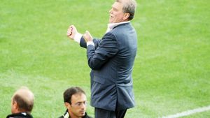 Copos: "Dinu Gheorghe semnează pe viață"