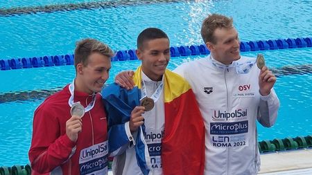 David Popovici, cu tricolorul la gât! Românul, în al nouălea cer după recordul mondial la Roma. Imagini superbe din capitala Italiei | GALERIE FOTO