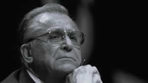 Derapaj macabru împotriva lui Ion Iliescu al uneia dintre cele mai importante galerii din Superliga: „N-ai mai fentat dricu‘”