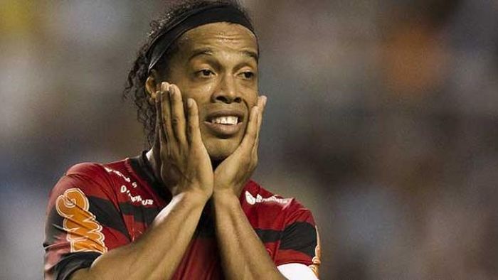 Ce TRANSFER a reușit Rapidul!** VIDEO GENIAL: I-a ascuns mingea lui Ronaldinho, apoi i-a dat "urechi"! 'Dințosul' n-a înțeles nimic din acest dribling