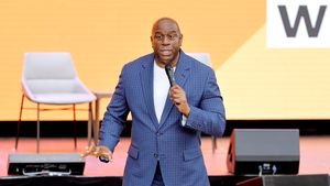 Magic Johnson s-a desfătat într-o vacanță la bordul unui yacht de 170 de milioane de euro!