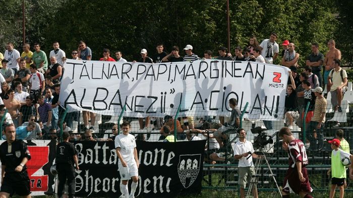 Dulca poartă "șapcă roșie"