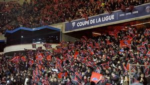 Scene ȘOC la antrenamentul lui PSG: ** Fanii au intrat pe teren și au fost calmați cu greu de Makelele! Motivul gestului huliganic