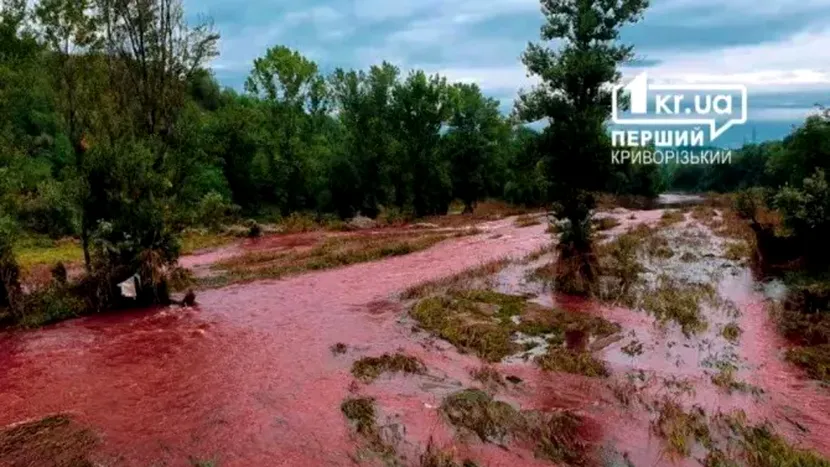Un râu din Ucraina a devenit roșu ca sângele la o zi după ce Rusia a lovit cu rachete zona unui baraj. Este un atac terorist