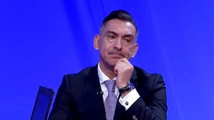 Ilie Dumitrescu nu a mai rezistat și, deși era trecut de miezul nopții, i-a dat o lecție tactică lui Edi Iordănescu pe care nu o va uita toată viața selecționerul! Cum ar fi putut câștiga România cu Belarus, dacă „Mister” era antrenorul naționalei: „Una din aceste două mutări!”