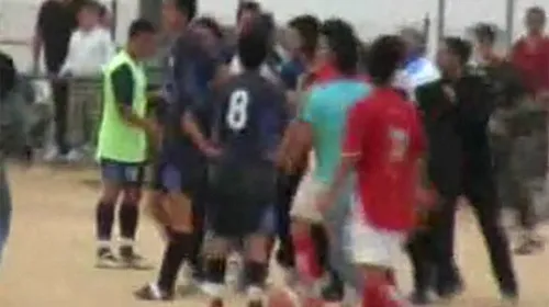 VIDEO INCREDIBIL Un arbitru a fost bătut crunt la un meci de juniori