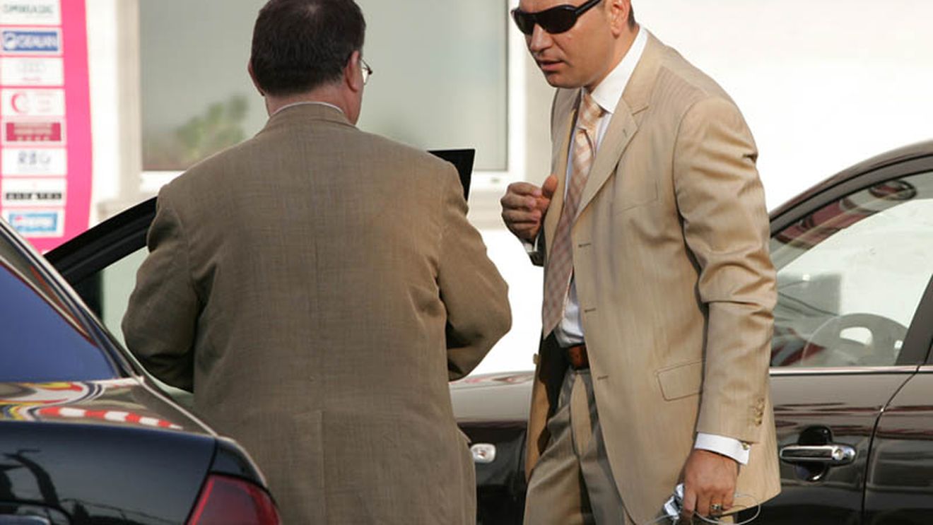 "Copos e prietenul meu, dar vorbește pe banii lui Taher..."