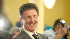 E aproape gata „bijuteria” lui Gică Popescu de 6.000.000 de euro! Cum arată mall-ul pe care l-a construit într-un oraș istoric al României pe terenul fostelor fabrici de încălțăminte și tricotaje