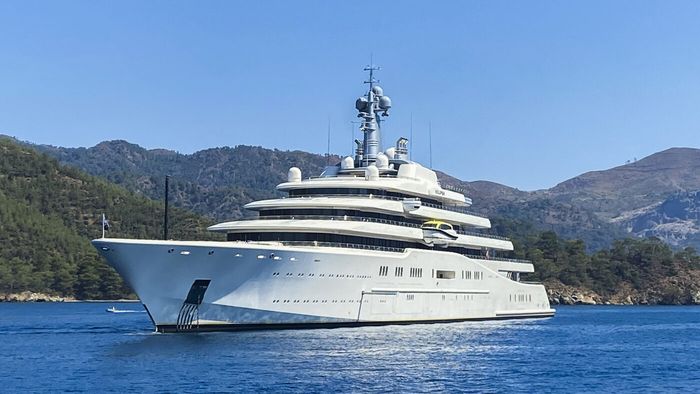 Oligarhul rus își ține iahtul departe de zonele unde ar putea fi confiscat. Unde a ancorat Roman Abramovich „perla” maritimă de 700 de milioane de dolari