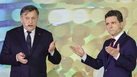 „Ați fost șeful rechinilor imobiliari”. Nicușor Dan l-a acuzat, în direct, pe Crin Antonescu că le-a dat lui Dumitru Dragomir, Arpad Paszkany și Puiu Popoviciu 36 de hectare de baze sportive