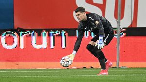 Gafă colosală a lui Ștefan Târnovanu, salvată de Radu Petrescu! Arbitrul nu a dat un penalty clar pentru Rapid, deși portarul FCSB l-a lovit dur pe Christensen