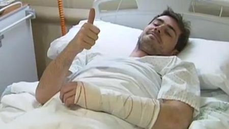 "Totul e OK!"** Casillas a fost operat cu succes după fractura la deget. VIDEO Primele imagini cu starul Realului