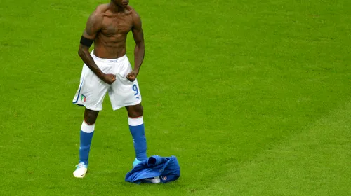 FOTO INCREDIBIL | Balotelli cu marsupiu: Cum l-a imitat un cangur dintr-o rezervație pe celebrul atacant italian