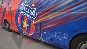 FOTO - Autocarul Stelei arată ca după o scenă din filmele de acțiune!** "Teroristul" e om din interior: cum au ajuns să nu își mai vorbească doi jucători importanți