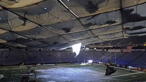 VIDEO ȘOCANT** Acoperișul unui stadion din SUA s-a rupt din cauza zăpezii!