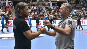 Legea Novak, călcată deja în picioare de echipele de handbal! Reacții tranșante din partea lui Adi Vasile și Carlos Viver, antrenorii de la CSM București și Rapid: „Este implementată foarte târziu" | EXCLUSIV