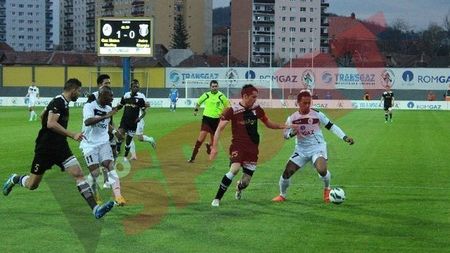 Barbu, după primul meci pe banca Astrei: "Jucătorii și-au bătut joc de toată munca lor"** Tehnicianul se teme de conspirații: "E cusut cu ață albă motivul pentru care Seto a luat galben"