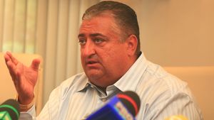 "Poate Tamaș e homosexual** și doar l-a mângâiat pe Kone!"