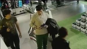 VIDEO Ce faci dacă găsești două bilete la "El Clasico"? Probă de FOC pentru fanii Realului! Vezi ce a ieșit