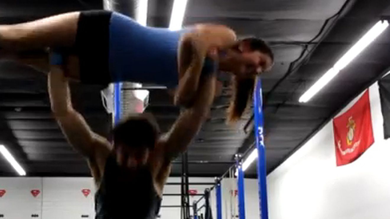 "Cum să agăți o fată la sala de forță"! VIDEO DUREROS:** consideri că gestul lui poate fi catalogat drept "glumă"?