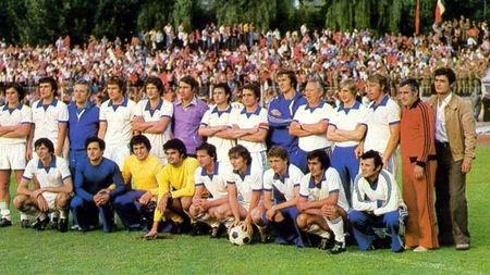 "Dă-le dracului de puşti, țărane, le lăsăm unde-o fi şi plecăm". Fotbaliştii români au lăsat armele şi au fugit la meci: "Un pompier striga după noi"
