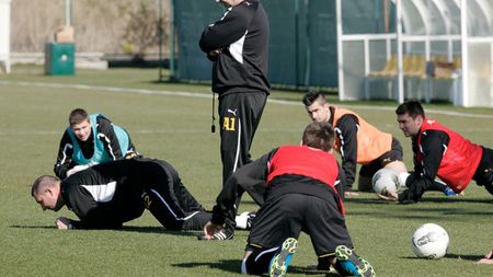 Șumudică și băieții lui se țin de "maimuțăreli" în Antalya!** Antrenorul a dezvoltat tactica prin care FC Brașov va avea mereu superioritate :)