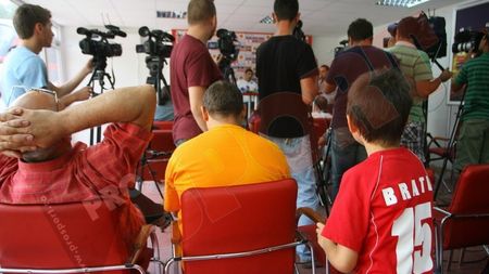 FOTO** Bratu nu a fost uitat la Dinamo! VEZI ce surpriză au avut "câinii" la prezentarea lui Dănciulescu!