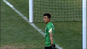 VIDEO | A luat un gol de "Cascadorii Râsului" pentru care a fost și amendat și suspendat de către clubul său! Bea apă și s-a trezit cu mingea în poartă