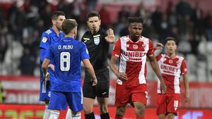 Incidente pe stadionul din „Ștefan cel Mare”! Fanii lui Dinamo au aruncat cu obiecte în brigada condusă de arbitrul Marian Barbu | VIDEO