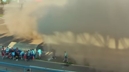 Momente incredibile la un meci din Italia! VIDEO | Un elicopter a aterizat pe teren, iar mascații au "răpit" un jucător de 55 de ani