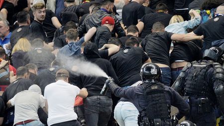 Incidente în pauza meciului dintre Steaua și Carmen. Jandarmii au recurs, din nou, la gaze lacrimogene FOTO